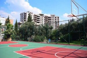 İl&ccedil;ede bulunan parkların revizesini ger&ccedil;ekleştiren Bornova Belediyesi, parklar i&ccedil;indeki basketbol