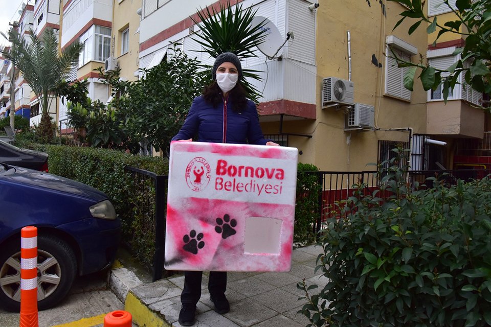 Bornova Belediyesi dondurucu soğuklarda can dostlarını unutmuyor. Hayvan severlerin desteğiyle