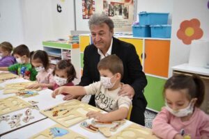 Bornova Belediyesi, ihtiya&ccedil; sahibi ailelerin &ccedil;ocukları i&ccedil;in hayata ge&ccedil;irdiği &uuml;cretsiz
