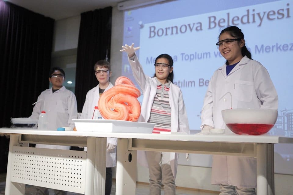 Bornova Belediyesi&rsquo;nin orta okul &ouml;ğrencilerine y&ouml;nelik olarak hazırladığı &lsquo;Yaz Bilim