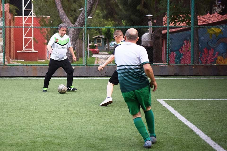 Bornova Belediye Meclis &uuml;yeleri ve Bornovalı muhtarlar halı saha ma&ccedil;ında