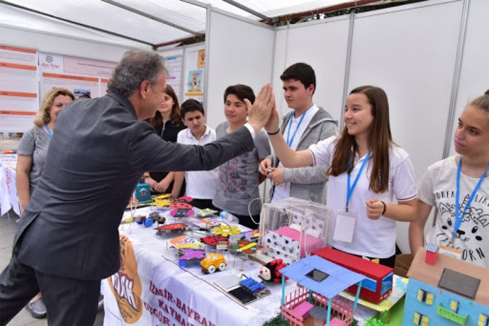 Bornova Belediyesi, çocuklara bilimi sevdirmek amacıyla eğlenceli bir bilim serisi