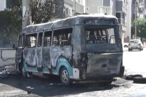Bornova'da&nbsp;şehir i&ccedil;i yolcu taşıyan 2 minib&uuml;s&uuml;n &ccedil;arpıştığı kazada 6 kişi