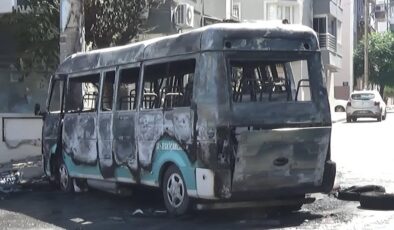 Bornova'da feci kaza: Çarpışan minibüslerde yangın, 6 yaralı