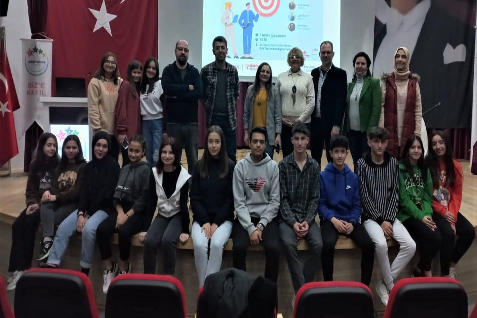 Bornova Belediyesi ve Girişiyorum Derneği işbirliği ile d&uuml;zenlenen &lsquo;Gen&ccedil;ler Arasında