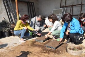 Bornova Belediyesi’nin Yaka Mahallesi’ndeki faaliyet veren Doğal Tarım Çiftliği’ndeki gönüllüler