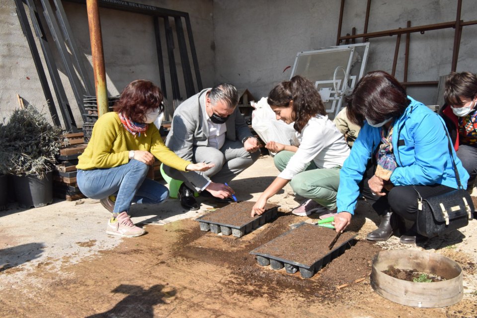 Bornova Belediyesi’nin Yaka Mahallesi’ndeki faaliyet veren Doğal Tarım Çiftliği’ndeki gönüllüler