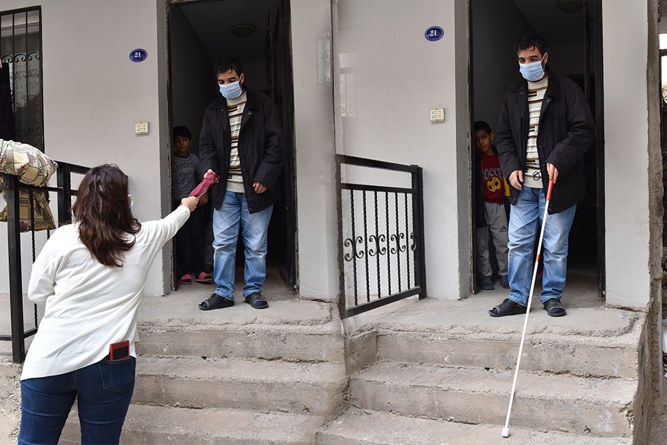 Bornova Belediyesi ilçede yayan görme engelli vatandaşların gönüllerine dokundu. Toplumda