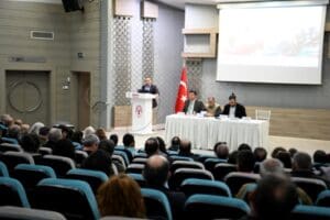 Arıcılığın yaygınlaştırılması ve geliştirilmesi amacıyla Kayadibi&rsquo;ne kurduğu arılıkta faaliyetlerini s&uuml;rd&uuml;ren