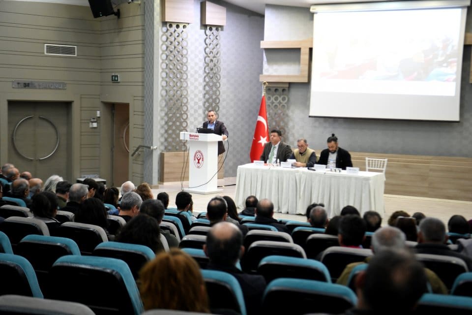 Arıcılığın yaygınlaştırılması ve geliştirilmesi amacıyla Kayadibi&rsquo;ne kurduğu arılıkta faaliyetlerini s&uuml;rd&uuml;ren