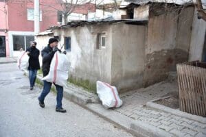 Bornova Belediyesi dondurucu soğukların şiddetini iyice arttırdığı kış g&uuml;nlerinde ihtiya&ccedil;