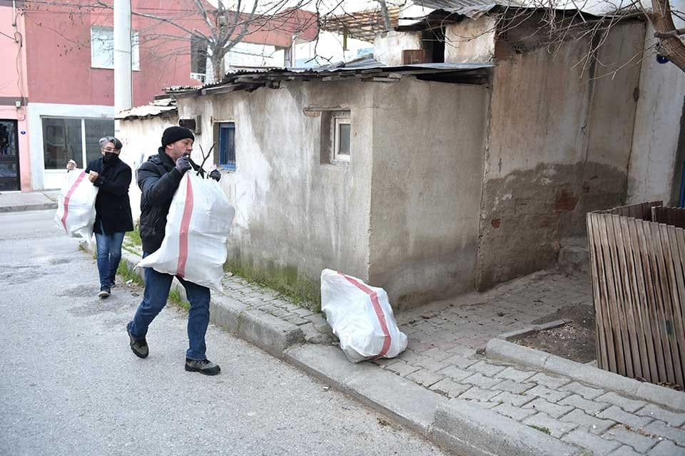 Bornova Belediyesi dondurucu soğukların şiddetini iyice arttırdığı kış g&uuml;nlerinde ihtiya&ccedil;