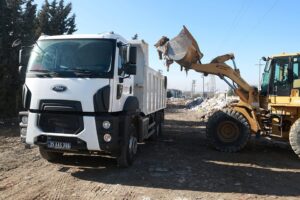 İl&ccedil;e genelinde ka&ccedil;ak moloz d&ouml;k&uuml;mlerinin &ouml;n&uuml;ne ge&ccedil;mek i&ccedil;in gerekli tedbirleri