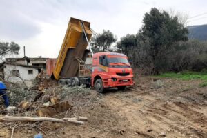 Bornova’da çevre ve görüntü kirliliğine neden olan kaçak moloz dökümlerine
