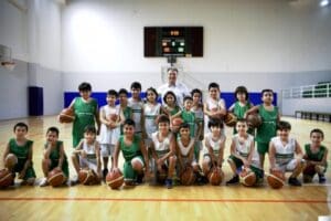 Bornova Belediyesi&rsquo;nin her yaşa uygun olarak d&uuml;zenlediği spor okullarında kış