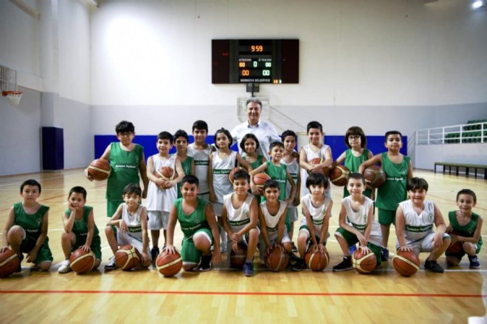 Bornova Belediyesi&rsquo;nin her yaşa uygun olarak d&uuml;zenlediği spor okullarında kış