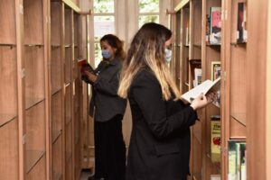 Koronavir&uuml;s salgını nedeniyle kapatılan Bornova Belediyesi Kent Kitaplıkları, normalleşme s&uuml;reci