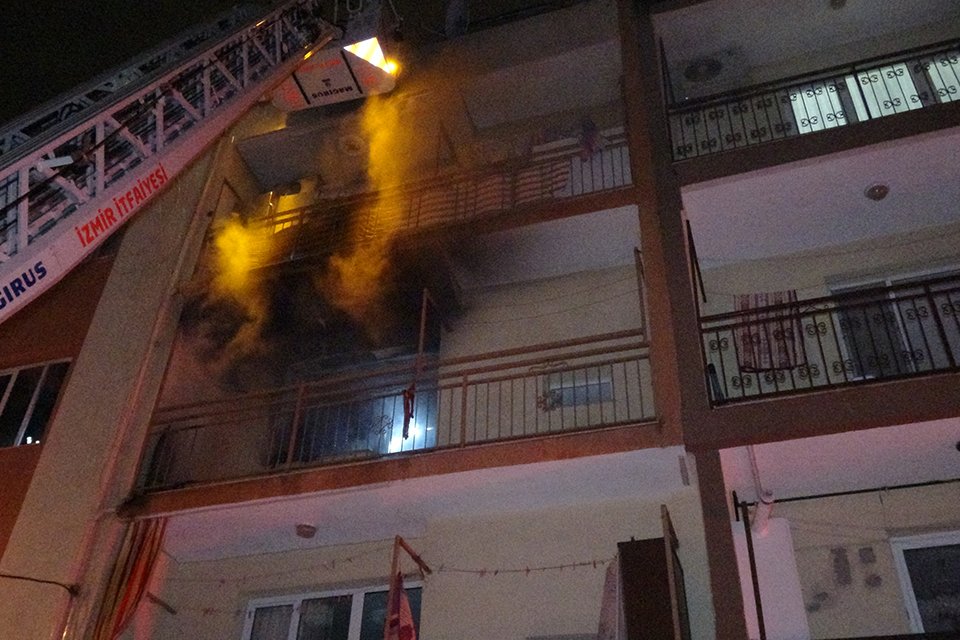 İzmir'in Bornova ilçesinde, bir apartmanın 3'üncü katında çıkan yangında evde