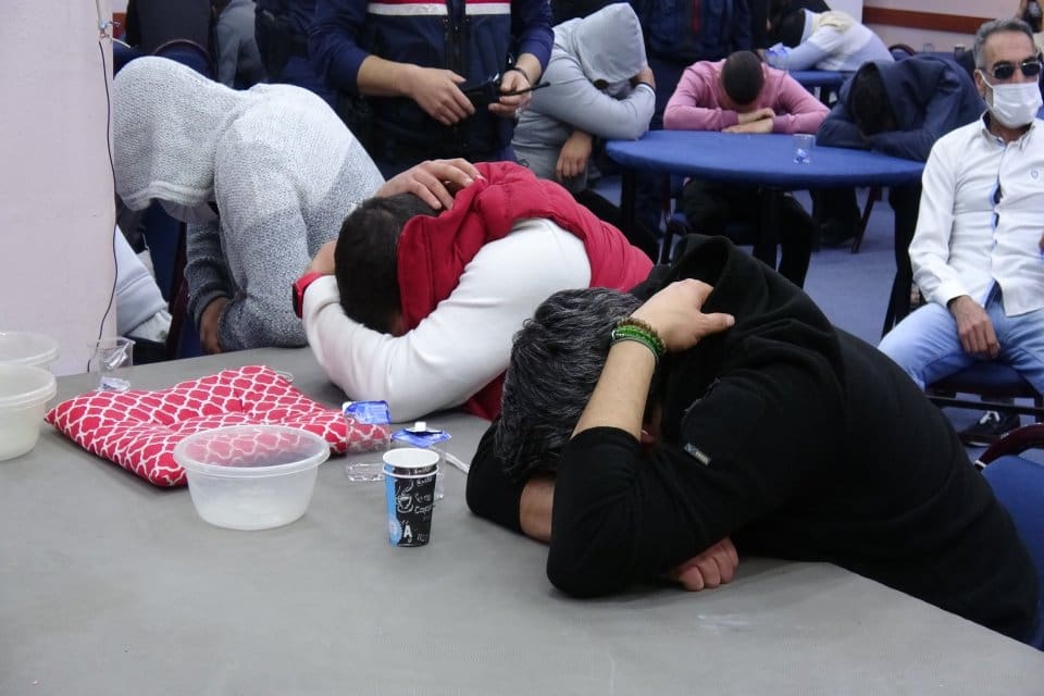 İzmir&rsquo;in Bornova il&ccedil;esinde, jandarma tarafından &ccedil;ok sayıda kumarhaneye eş zamanlı