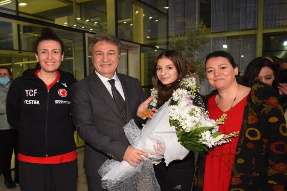 Bornova Belediyesi sporcusu Sıla Karakuş ve Yaren Cesur, Bolu'da d&uuml;zenlenen