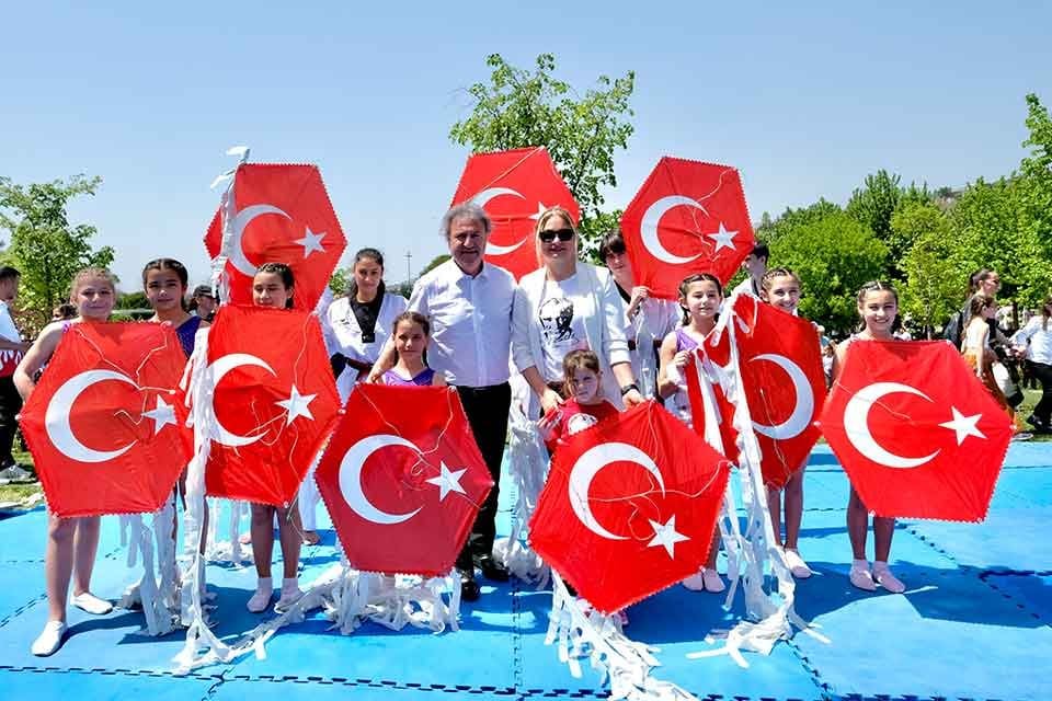 Bornova Belediyesi, il&ccedil;enin farklı yerlerinde d&uuml;zenlediği Bahar Şenlikleri ile Bornovalılara