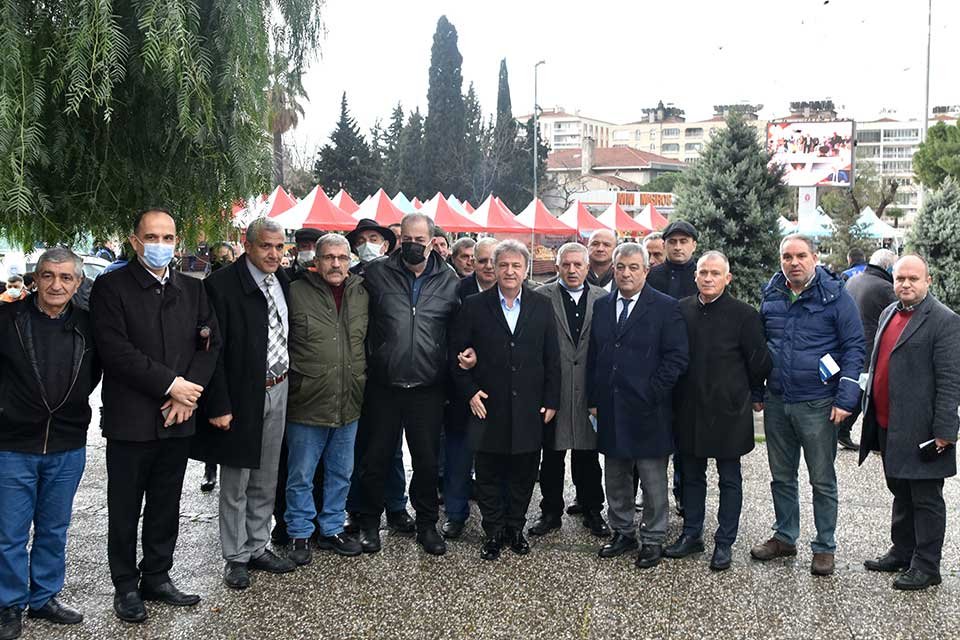 Bornova Belediyesi, Bornova Cumhuriyet Meydanı’nda yasal izinleri eksik olarak kurulan