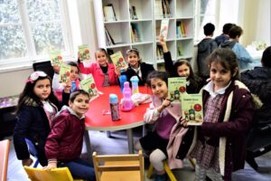 Bornova Belediyesi Kültür İşleri Müdürlüğü, yeni yıla çocuklara kitap okumayı
