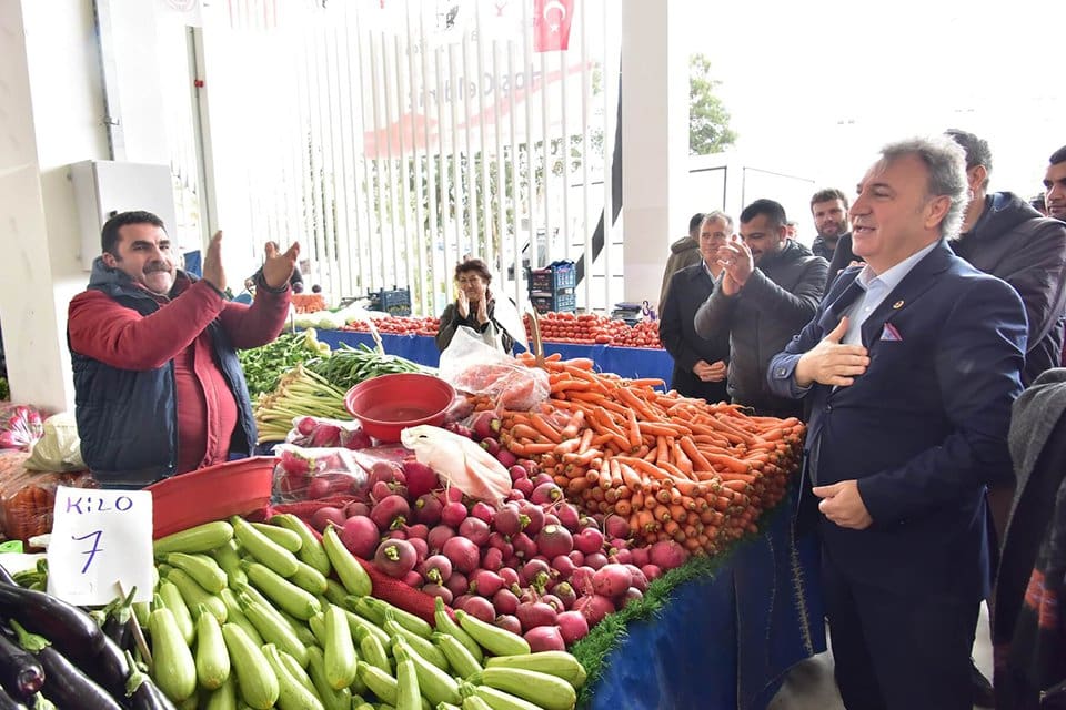 Pandemi nedeniyle hafta sonları uygulanan sokağa &ccedil;ıkma kısıtlamasında Bornova&rsquo;da Cuma