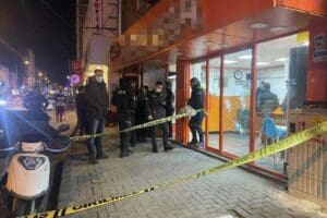 İZMİR'in Bornova il&ccedil;esinde, i&ccedil;erisinde m&uuml;şterilerin de bulunduğu bir restorana pompalı