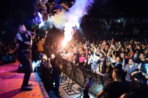 Bornova Belediyesi&rsquo;nin 8 Nisan D&uuml;nya Romanlar G&uuml;n&uuml;&rsquo;nde B&uuml;y&uuml;kpark&rsquo;ta d&uuml;zenlediği konser