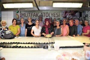 Bornova Belediyesi&rsquo;nin Evka 3&rsquo;te bulunan Mutfak At&ouml;lyesi&rsquo;nde d&uuml;zenlediği eğitim &ccedil;alışmaları