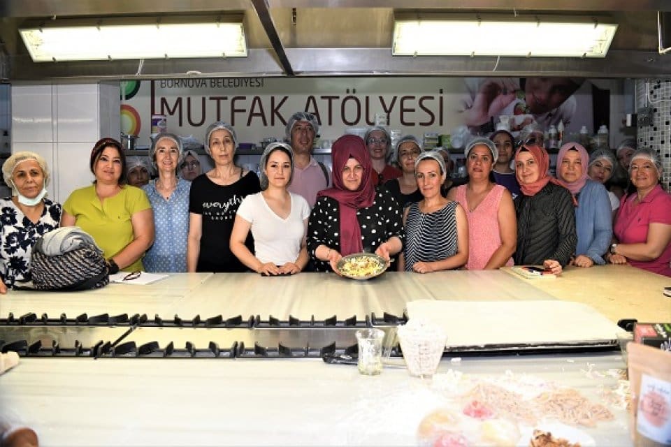 Bornova Belediyesi&rsquo;nin Evka 3&rsquo;te bulunan Mutfak At&ouml;lyesi&rsquo;nde d&uuml;zenlediği eğitim &ccedil;alışmaları