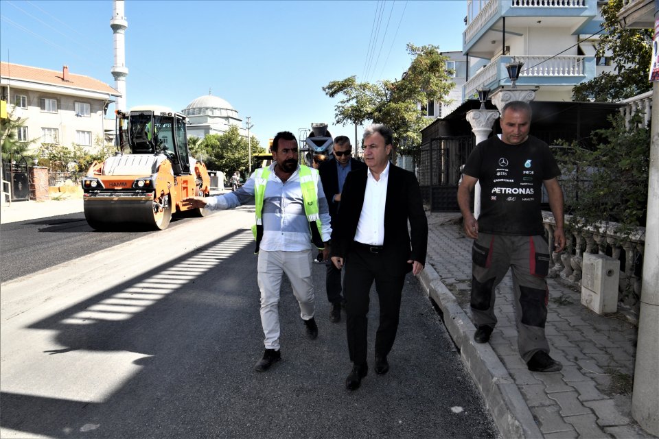 Asfalt serimini yerinde inceleyen Bornova Belediye Başkanı Dr. Mustafa İduğ,