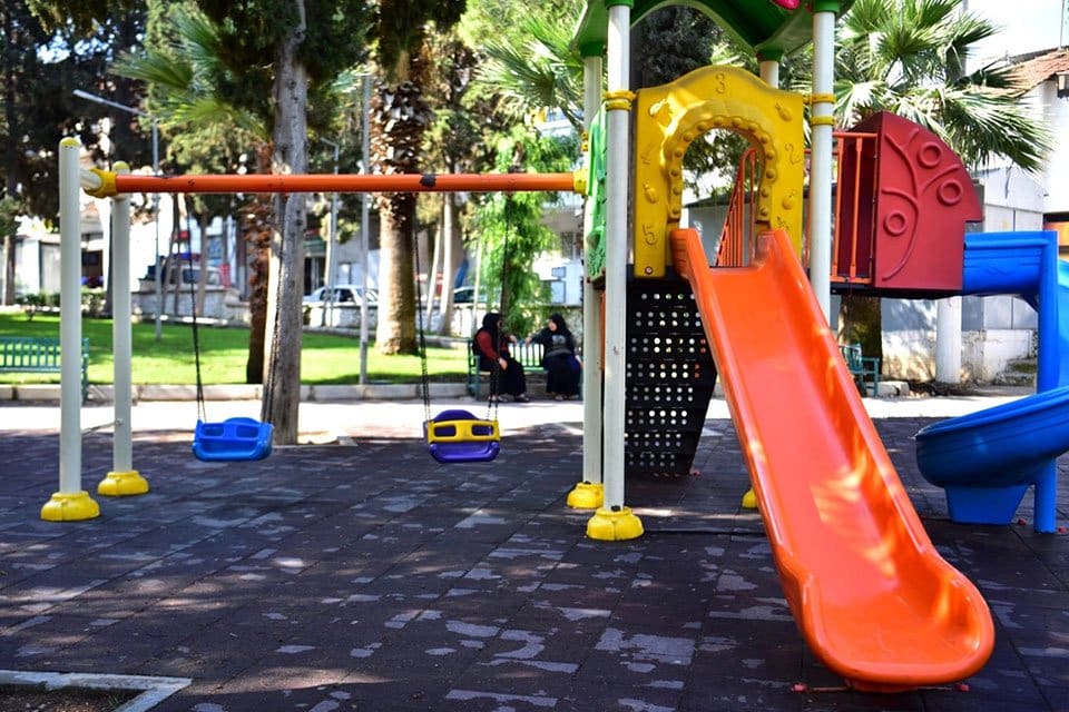 Bornova Belediyesi, Koronavir&uuml;s tedbirleri kapsamında alınan tam kapanma kararıyla sahalarda