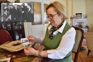 Bornovalı Tülin Kılıç elinde bulunan tarihi Bornova fotoğraflarını Bornova Belediyesi’ne