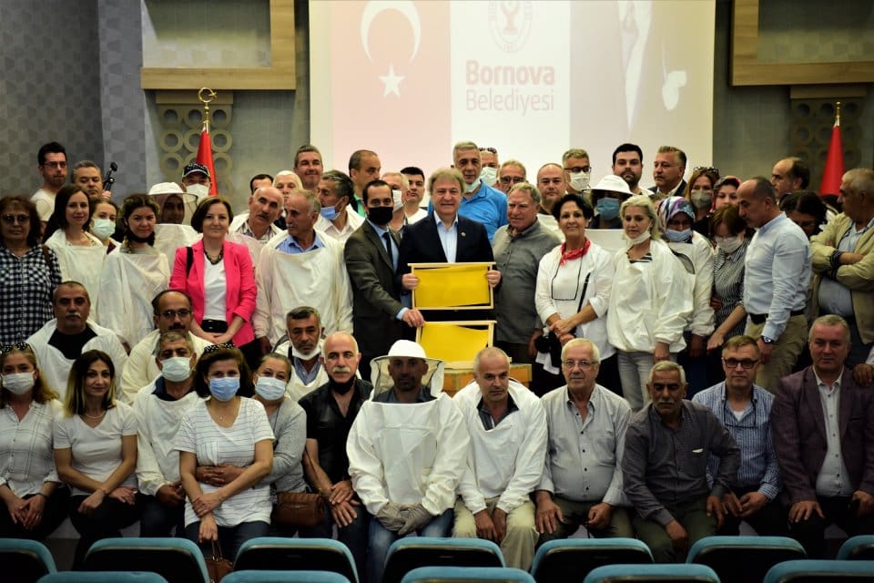 Bornova Belediyesi&rsquo;nin tarımsal kalkınmayı desteklemek amacıyla d&uuml;zenlediği arıcılık eğitimlerinin &uuml;&ccedil;&uuml;nc&uuml;s&uuml;n&uuml;