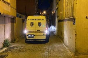 İZMİR'in Bornova il&ccedil;esinde, k&ouml;t&uuml; koku ihbarıyla polis ekiplerinin girdiği dairede