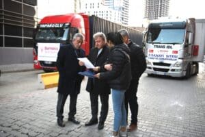 Bornovalıların bağışladığı yardımları 15 tır ile deprem b&ouml;lgesine g&ouml;nderen, İzmir&rsquo;e