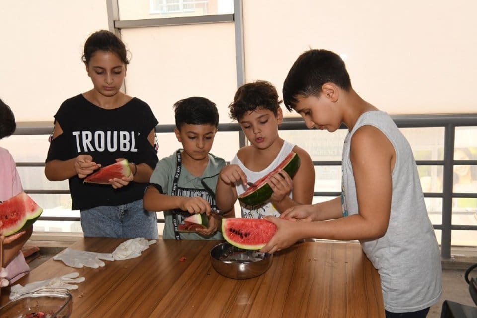 Atalık tohumları yaşatmak ve yaygınlaştırmak amacıyla &ccedil;alışan Bornova Belediyesi, &ccedil;ocuklarda