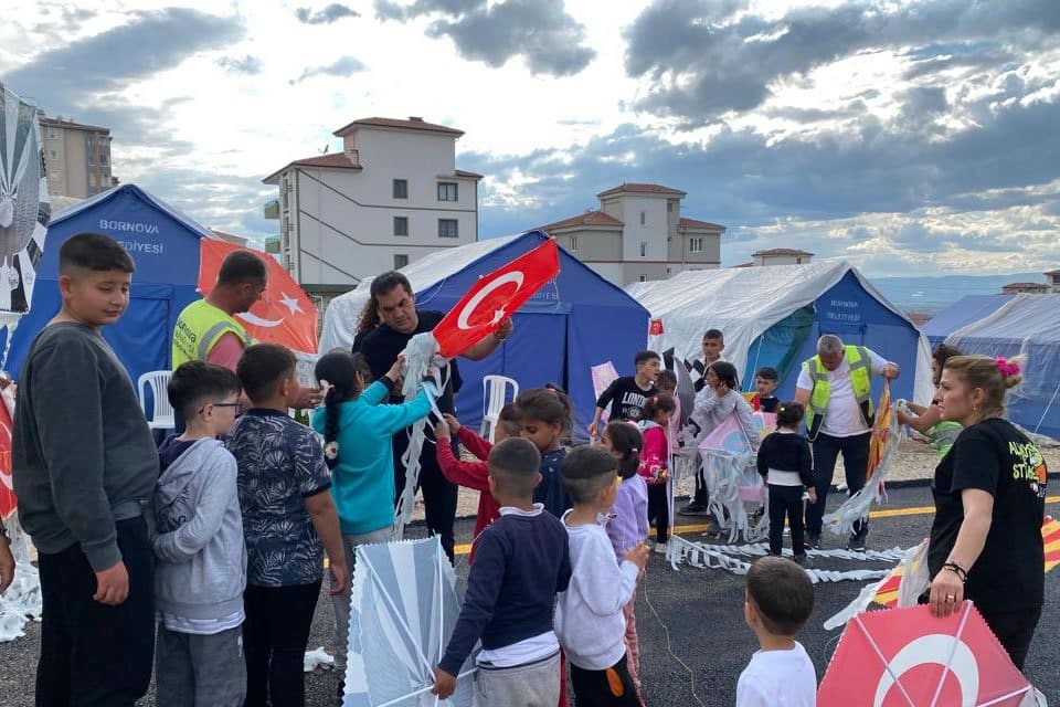 Bornova Belediyesi Bornovalılara yaşattığı bahar coşkusunu deprem b&ouml;lgesine taşıdı. 23