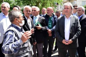 Bornova Belediye Başkanı Dr. Mustafa İduğ, sokak sokak gezerek sorunları