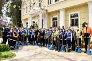 İzmir B&uuml;y&uuml;kşehir Belediyesi&rsquo;nin il&ccedil;e belediyeleri ile birlikte başlattığı temizlik harekatı