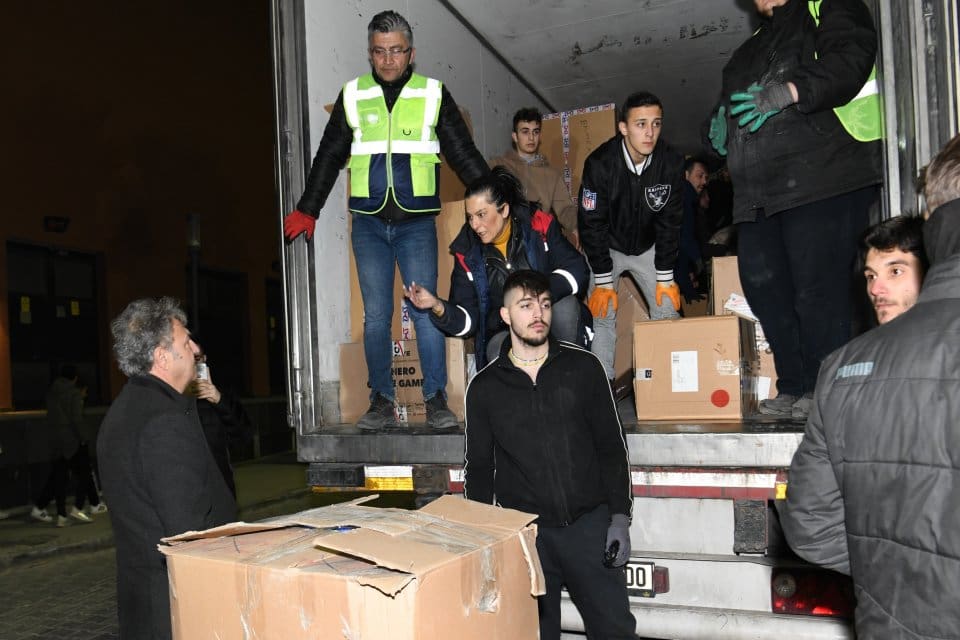 T&uuml;m T&uuml;rkiye merkez yaşanan &nbsp;2 deprem ile yasa boğulurken Bornova