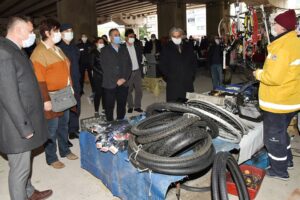 Bornova Belediyesi ilçe genelinde kurulan pazarlarda koronavirüse karşı aldığı sıkı