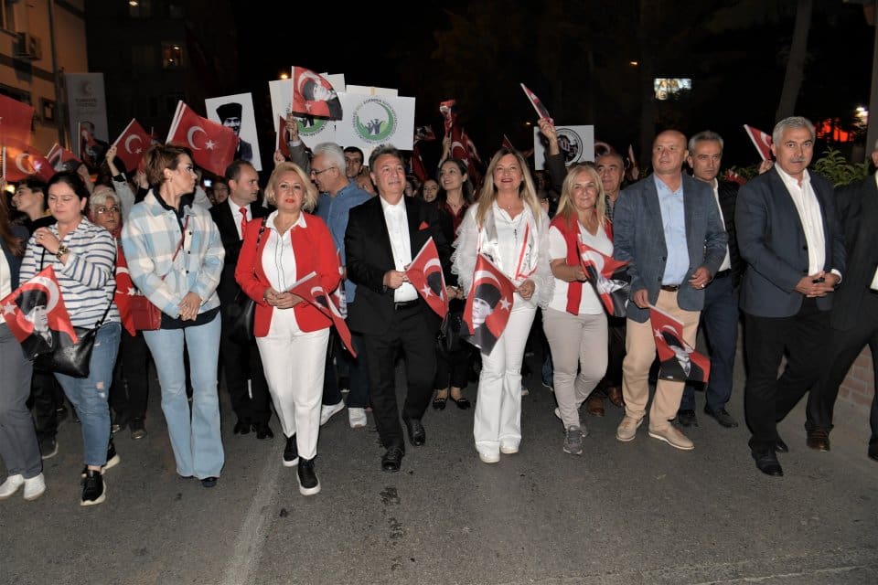 Cumhuriyetin ilanının 99&rsquo;uncu yılı Bornova&rsquo;da d&uuml;zenlenen etkinliklerle kutlandı. Kutlamalar g&uuml;nd&uuml;z