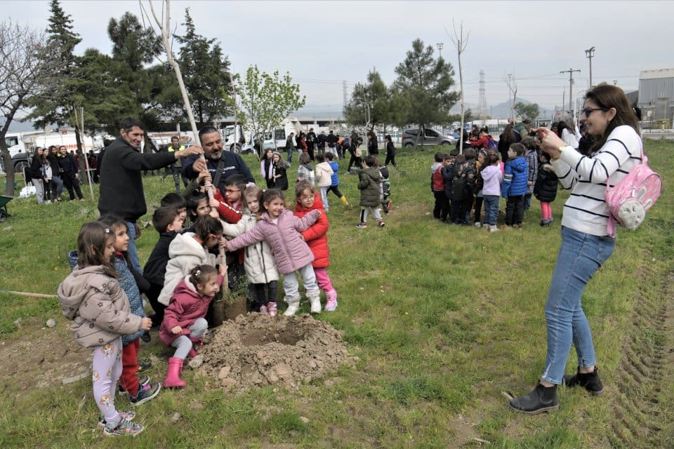 &Ccedil;evre bilinci ve doğa sevgisini &ccedil;ocuklara aşılamak i&ccedil;in &ccedil;eşitli &ccedil;alışmalar