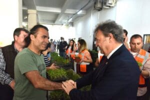 Bornova Belediyesi, kırsal mahallelerde yaşayan ve tarımla uğraşan vatandaşlara destek