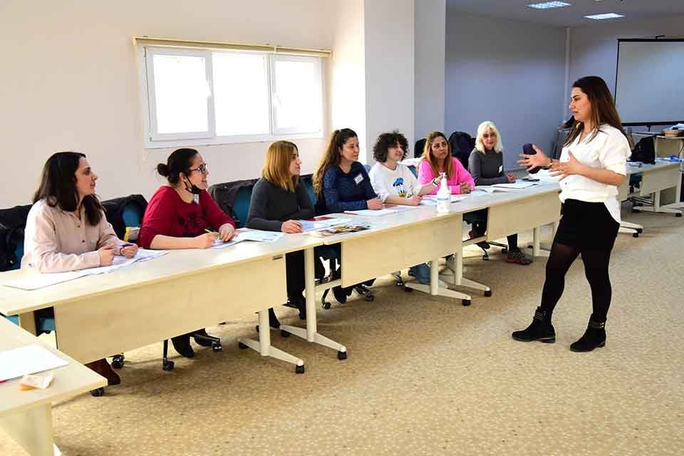 Bornova Belediyesi&rsquo;nin &ccedil;ocuk aktivite merkezlerinde g&ouml;rev yapan 10 eğitimci, Anne