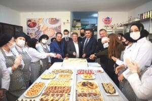 Bornova Belediyesi'nin d&uuml;zenlediği mutfak at&ouml;lyeleri devam ediyor. Turşudan zeytine, hamur