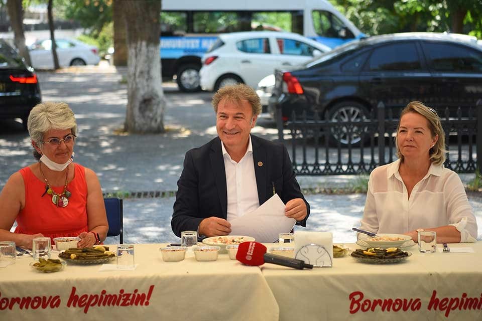 Bornovalı kadınlar Bornova Kadın Girişimi &Uuml;retim ve İşletme Kooperatifi&rsquo;nin d&uuml;zenlediği